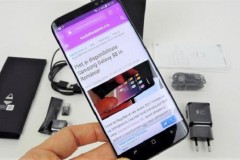 Thả rơi đọ độ bền Galaxy S8 và iPhone 7 màu đỏ