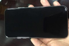 Bản mẫu iPhone 8 lộ diện trên tay người dùng, bỏ phím Home cứng