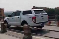 Làm rõ, xử nghiêm xe biển xanh đi vào làn đường dành cho xe máy trên cầu Thanh Trì