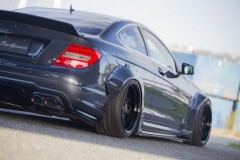 Liberty Walk tung gói độ thân rộng khiến Mercedes-AMG C63