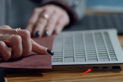 Laptop Surface đáng lẽ được trang bị cổng USB-C