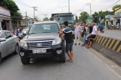 4 người la hét kêu cứu trên ô tô bị xe ben húc văng