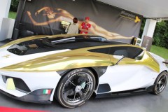 Chiêm ngưỡng siêu xe mui trần chạy điện chứa bể cá