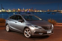 Holden Astra Sedan 2017 tiết lộ giá bán từ chỉ 499 triệu VNĐ