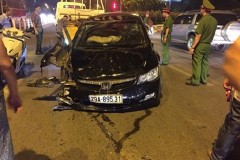 Ôtô nghi mất lái đâm vào cột điện lật úp