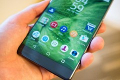 4 smartphone "không viền" ấn tượng nhất tại đang bán chính hãng