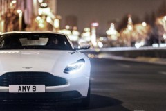 Aston Martin DB11 được trang bị tiêu chuẩn động cơ tăng áp kép V8 từ AMG