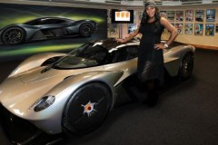 Aston Martin Valkyrie bổ sung đèn pha, bánh xe và màu sơn bạc, hướng tới phiên bản sản xuất