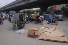 Hà Nội: Tai nạn hy hữu, xe ba bánh bị lật đè chết người ngồi trên xe