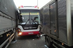 Xe khách đâm va liên hoàn trên quốc lộ 1, hành khách hoảng loạn