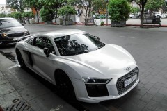 Audi R8 V10 Plus trắng ngọc ngà khoe sắc ở phố đi bộ