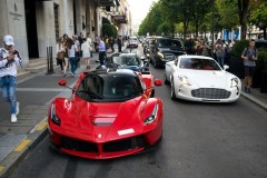 Bộ ba siêu xe hàng hiếm cùng dạo chơi trên đường phố Paris