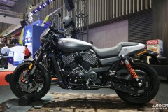 Cận cảnh "đứa con lai" gây tranh cãi Harley-Davidson Street Rod 750 cho giới trẻ Việt