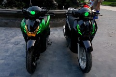 Cặp đôi Honda SH với đôi mắt ác quỷ khoe dáng trước ống kính