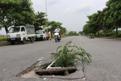 Gãy chân vì… nắp hố ga trong khu đô thị ở Gia Lâm