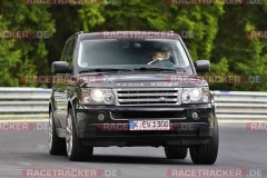 Giật mình với hình ảnh để trẻ nhỏ cầm lái Range Rover Sport trên đường đua Nürburgring