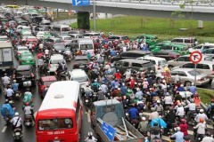 Hành khách đi bộ vào sân bay Tân Sơn Nhất vì kẹt xe