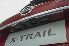 Nissan X-Trail phiên bản giới hạn màu đỏ-đen giá 933 triệu đồng ở Việt Nam