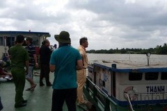 Tàu chìm sau khi va chạm với sà lan trên sông, 2 mẹ con mất tích