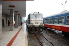 Hai tàu hỏa suýt đâm vào nhau vì trực ban... ngủ quên