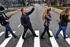 Người đi bộ qua đường dùng smartphone sẽ bị phạt tới 2 triệu tại Mỹ