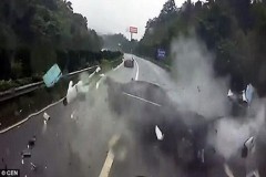 Ô tô đâm sầm vào dải phân cách, hành khách văng ra ngoài