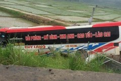 Xe chở khách gặp nạn trên cao tốc, 13 người bị thương