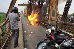 Xe máy bốc cháy dữ dội trên cầu Long Biên
