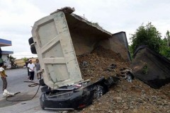 Xe tải chở đất đá lật trúng xe ô tô con đi bên cạnh, tài xế tử vong