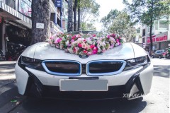 Xe hoa BMW i8 nổi bật trên phố Sài Gòn