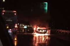 Xe ô tô 4 chỗ bốc cháy dữ dội trên cao tốc Pháp Vân, chủ xe "chán ngán" bỏ đi