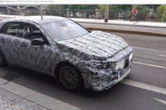 Bắt gặp nguyên mẫu thử nghiệm Mercedes A-Class 2019 có ngụy trang kỳ lạ trên nắp ca-pô