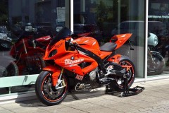 BMW S1000RR vẻ đẹp tan chảy trong bộ cánh cam nóng bỏng