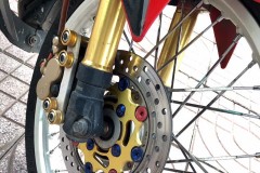 Exciter 135 độ kiểng nhẹ nhàng với đôi chân mỏng manh