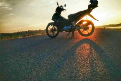 Exciter 135cc phá cách với nhiều đồ chơi khoe dáng dưới cầu vồng sau mưa