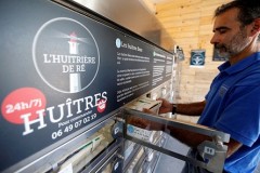 Hòn đảo xinh đẹp hút khách du lịch nhờ máy bán hàu tự động