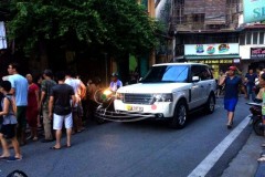 Hà Nội: Va chạm với xế hộp Range Rover, bé trai 19 tháng tuổi tử vong
