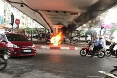 Hà Nội: Vi phạm giao thông còn đốt xe