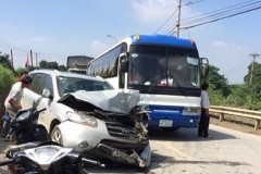 Hà Nội: Xe Santafe đâm thẳng vào xe bồn