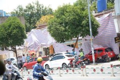 Hàng loạt ô tô đỗ trước quán nhậu bị người lạ đập hư hỏng