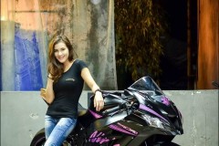Kawasaki Ninja ZX-10R độ nhẹ đọ dáng cùng hot girl Thái