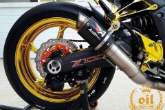 Kawasaki Z1000 nóng bỏng bên dàn chân chrome chói chang