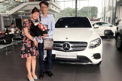 Sài Gòn: Vợ 9X gây "bão" mạng khi tặng quà sinh nhật chồng xe Mercedes-Benz GLC hơn 2 tỷ