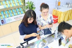 Giới trẻ đổ xô mua điện thoại Samsung ngày đầu mở bán “Super Combo 4G” tại Viettel Store