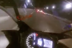 [Clip] Yamaha R25 chạy 190km/h vẫn hít khói Suzuki FX 125