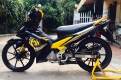 Exciter 135 độ với tông màu vàng đen hòa hợp cùng dàn đồ chơi