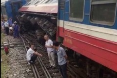 Hai toa tàu khách Lào Cai - Hà Nội lại trật bánh tại ga Yên Viên