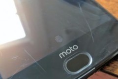 Moto Z2 Force Edition rơi xuống đất không vỡ nhưng lại trầy màn hình bởi móng tay!