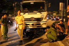 Người phụ nữ sinh năm 1983 đi xe máy bị ô tô tải cuốn vào gầm tử vong