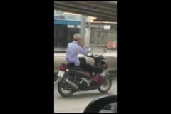 Ông già cưỡi Nouvo tự lái đùa với tử thần